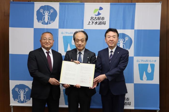(左）NAWS 岩間代表取締役社長（中）上下水道局 横地局長（右）名水協 穂刈理事長